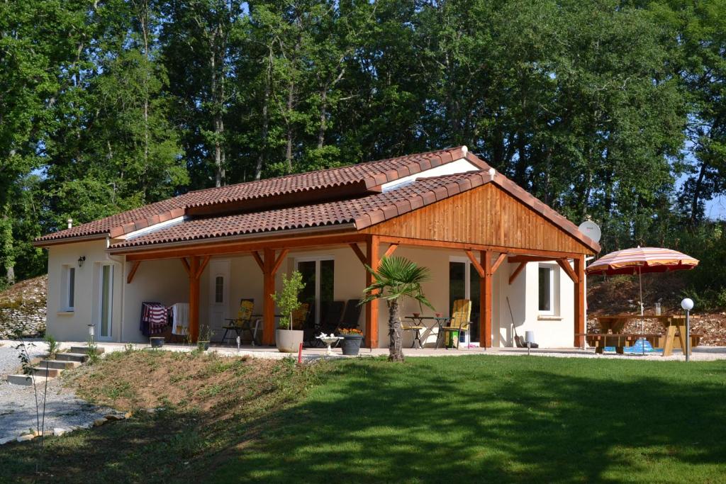 a small house with a roof on a yard at Villa Pepy in Salviac