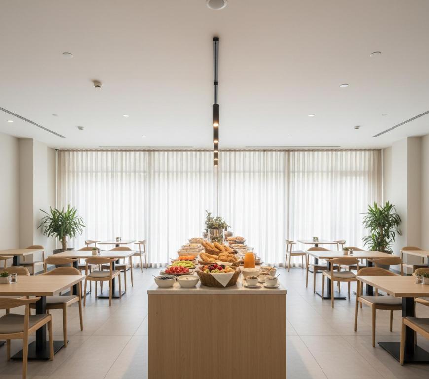 un ristorante con tavoli e un buffet con cibo sopra di Cruzeiro Hotel Kaş a Kaş