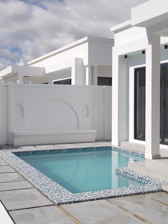 een weergave van een huis met zwembad bij Amour Beach Villas in Paje