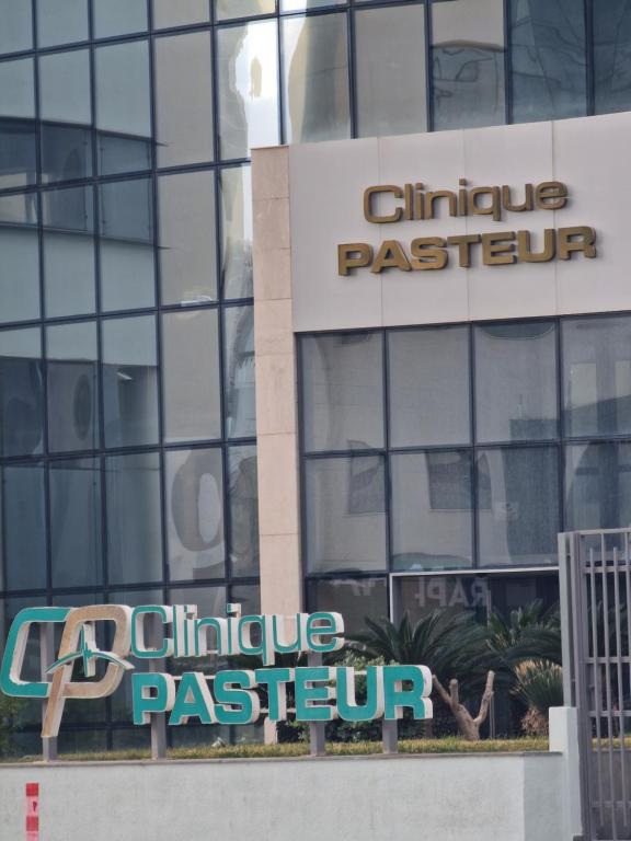 K2 Cliniques Jasmins Pasteur Cartagène في تونس: علامة على جانب المبنى