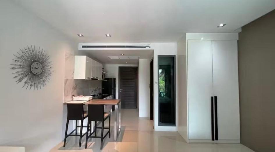 una cucina con tavolo e frigorifero di Cozy&callm a Patong Beach