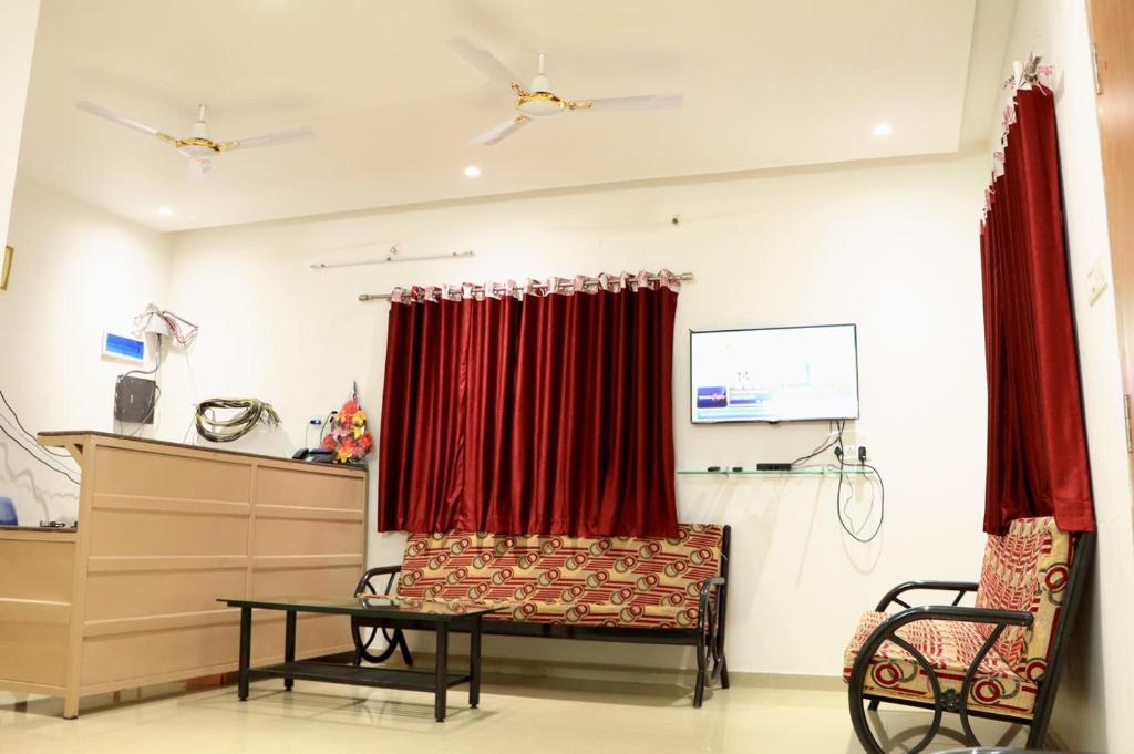 O bucătărie sau chicinetă la Paresh Holiday Resort