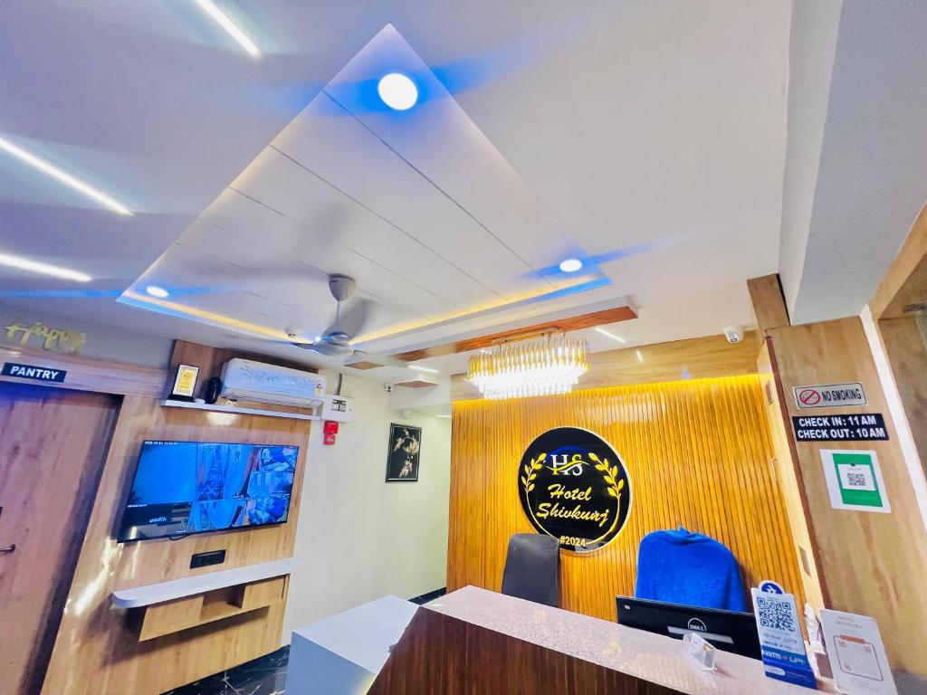 ein Restaurant mit einem Schild an der Wand und einer Theke in der Unterkunft Shiv hotel in Ahmedabad