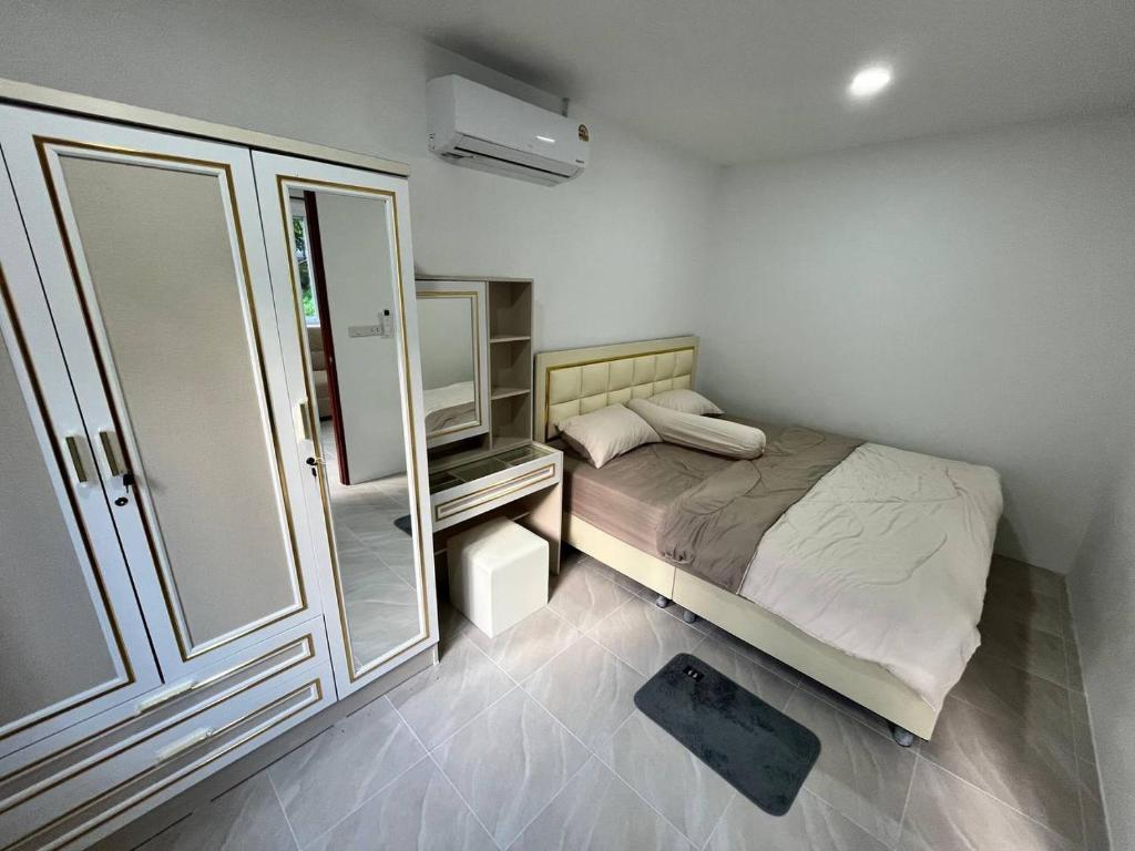 Postel nebo postele na pokoji v ubytování Chaloklum Garden House