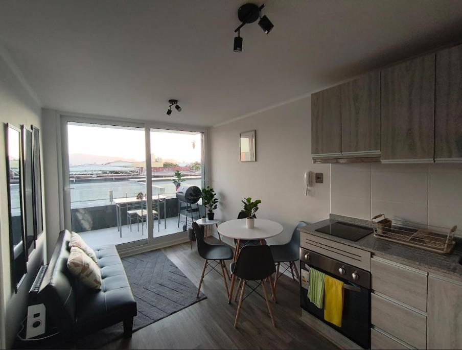 Η κουζίνα ή μικρή κουζίνα στο Oceana Suites Edifcio HA