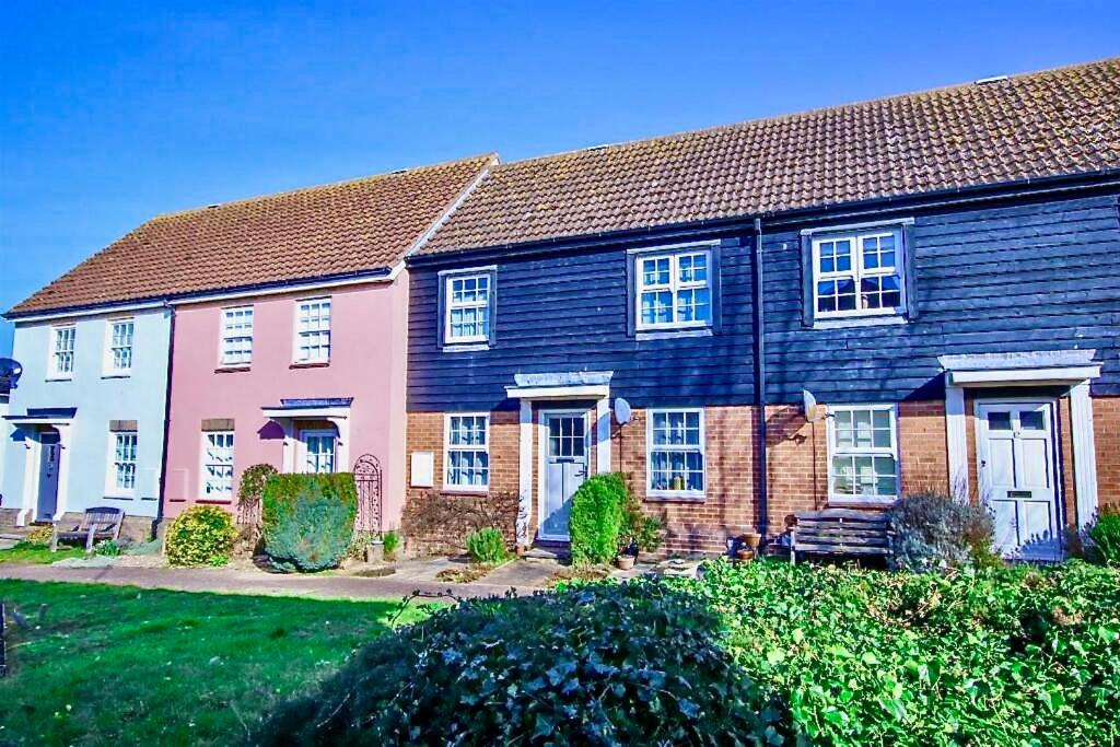 een groot huis met een roze en blauw huis bij Seaside Luxury Cottage Aldeburgh in Aldeburgh