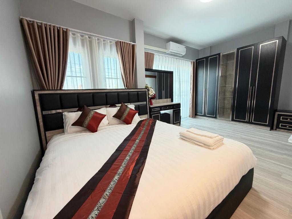 Un dormitorio con una cama grande en una habitación. en Home Hug You, en Chiang Mai