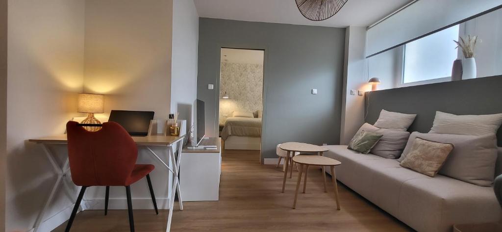 a living room with a couch and a table and chairs at T2 Hyper-centre Brest CHU Morvan & Transports in Brest