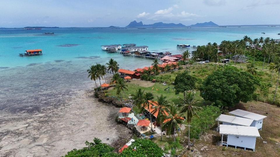 Panglima Resort Semporna في سيمبورنا: منظر جوي لمنتجع على الشاطئ