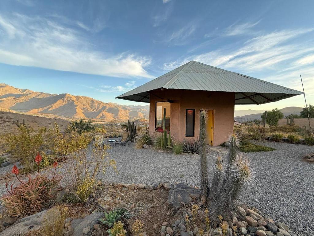 una pequeña casa en medio del desierto en Santuario Hexágono Mamalluca, en Vicuña