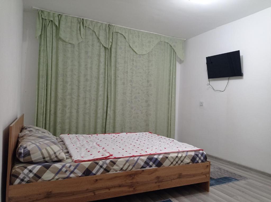 Ένα ή περισσότερα κρεβάτια σε δωμάτιο στο 1 комнатная квартира в Авиагородке