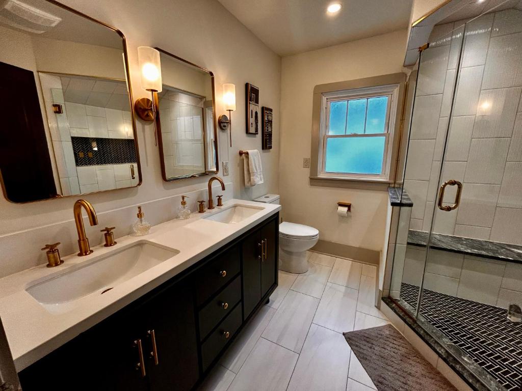 un baño con lavabo y ducha en Derby and Downtown, en Louisville