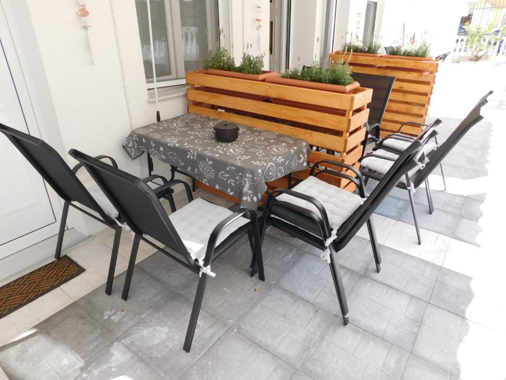 uma mesa e cadeiras sentadas num pátio em Corner Studios em Perea