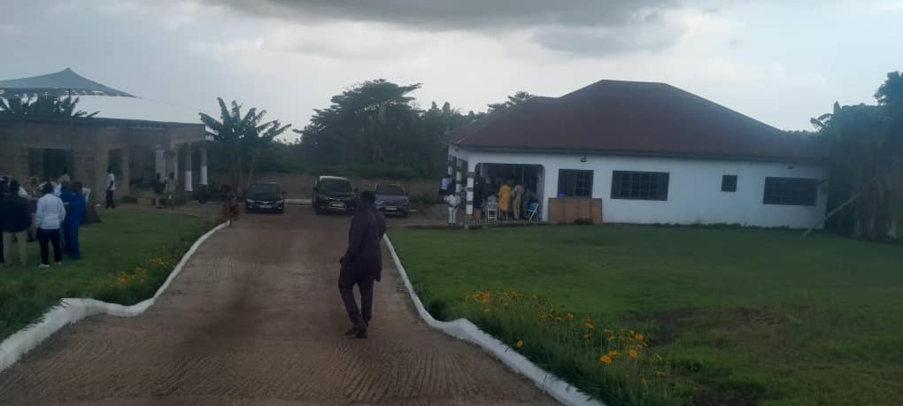 Επισκέπτες που μένουν στο Britania Village