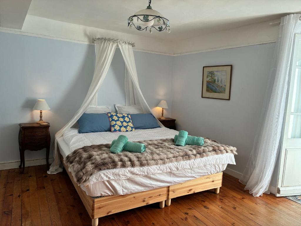 Postel nebo postele na pokoji v ubytování Spacious Village House in Ginoles with Garden