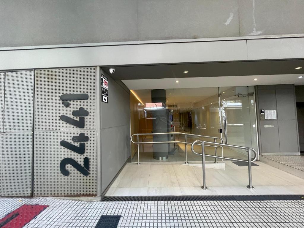 an entrance to a building with a glass door at Apartamento para 2 personas in Buenos Aires