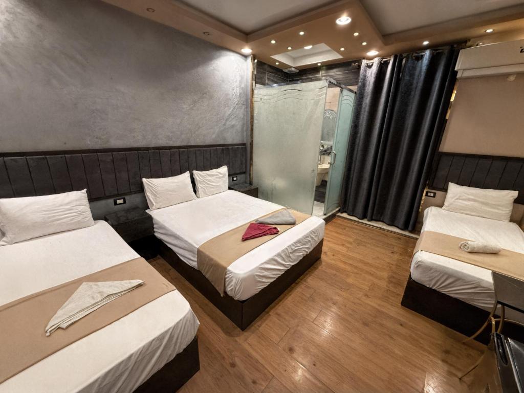 Un pat sau paturi într-o cameră la Stay Cairo-P Hotel