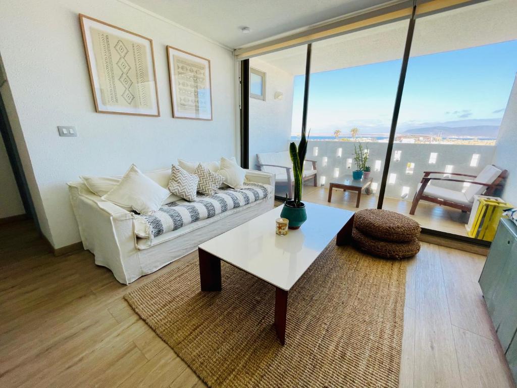 Khu vực ghế ngồi tại Cozy and New! Walk to the beach