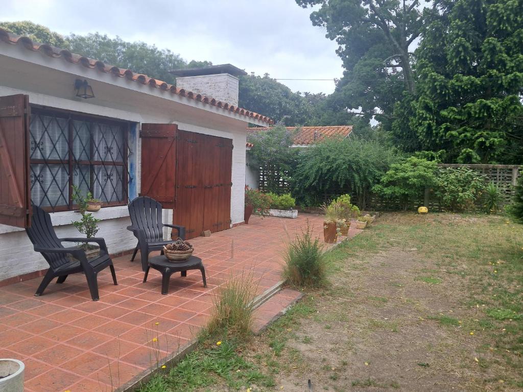une terrasse avec deux chaises et une table dans l'établissement Amore Mio, à Salinas