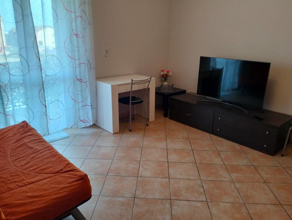 Roero House في Canove: غرفة معيشة مع تلفزيون بشاشة مسطحة وأريكة