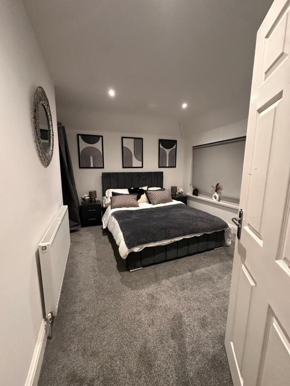 a bedroom with a bed and a white door at 1 bed flat, free parking, 10 mins BHX airport, free WiFi in Widney Manor Station