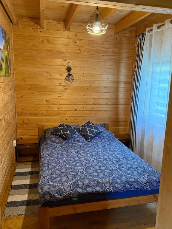 Ένα ή περισσότερα κρεβάτια σε δωμάτιο στο Domek z bala Mazury