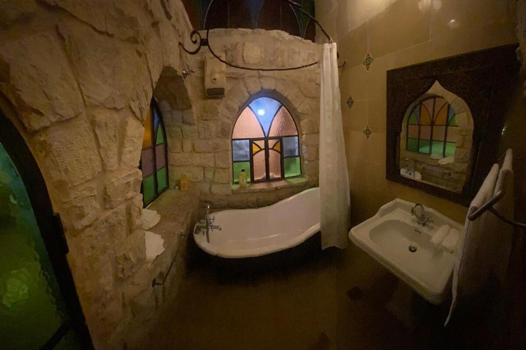 Ένα μπάνιο στο LEAH- botanical villa