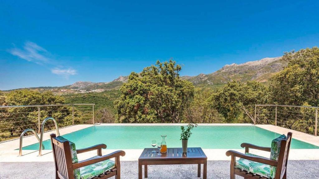 En generel udsigt til bjerge eller udsigt til bjerge taget fra villaen