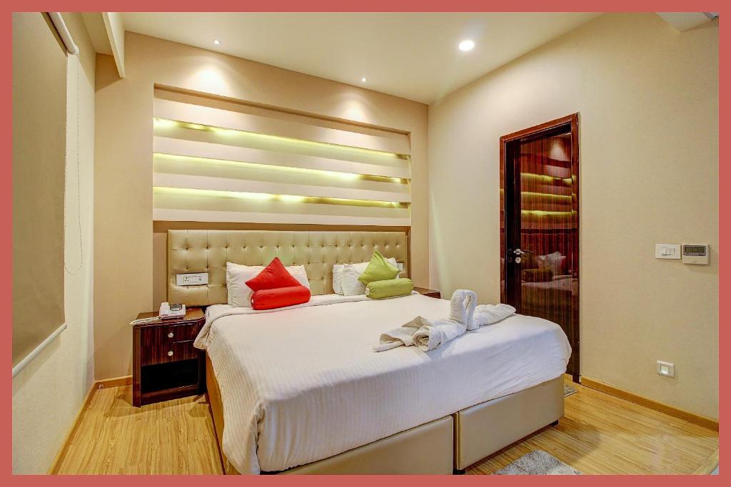 Un pat sau paturi într-o cameră la Hotel Budget Kashika G House Near Kashi Vishwanath Temple - Dashashwamedh Ghat - Room Service & Free Wi-fi Facilities # Spacious and Fully Air Conditioned Rooms - Best Guest House In Varanasi