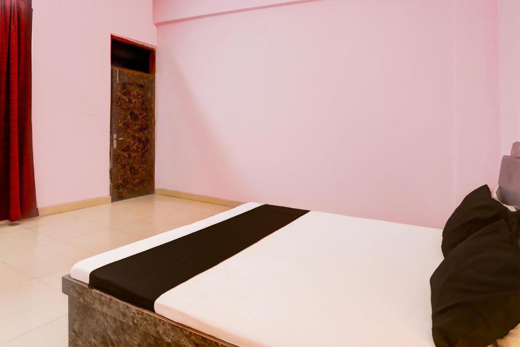 En eller flere senge i et værelse på Hotel O Highway 34 Hotel