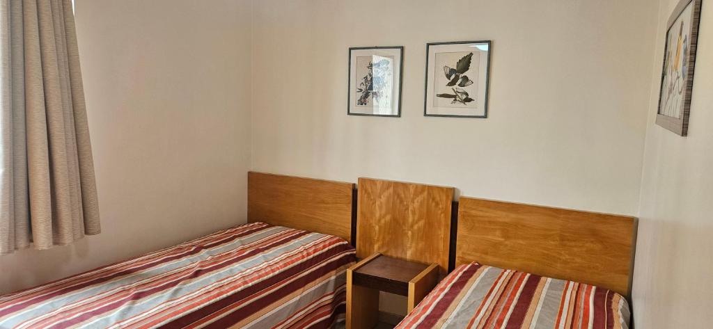 ein kleines Zimmer mit zwei Betten und einem Fenster in der Unterkunft RPT 1 -Prive das Thermas 405 C in Caldas Novas