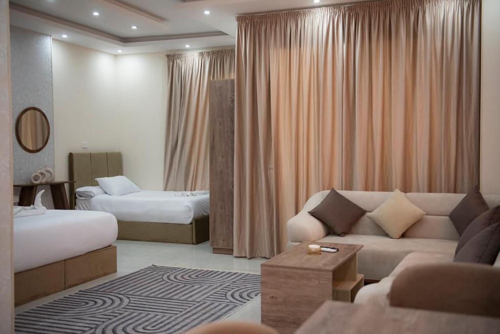 Ένα ή περισσότερα κρεβάτια σε δωμάτιο στο Lotus Luxury Apartments