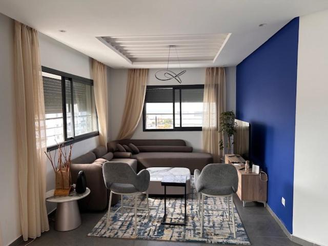 Posezení v ubytování Modern Apt with sea view and10min to stadiums