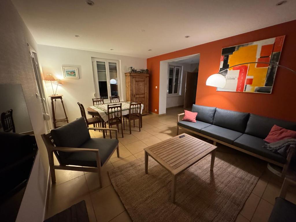a living room with a couch and a table at Résidence du Loeb in Eschau
