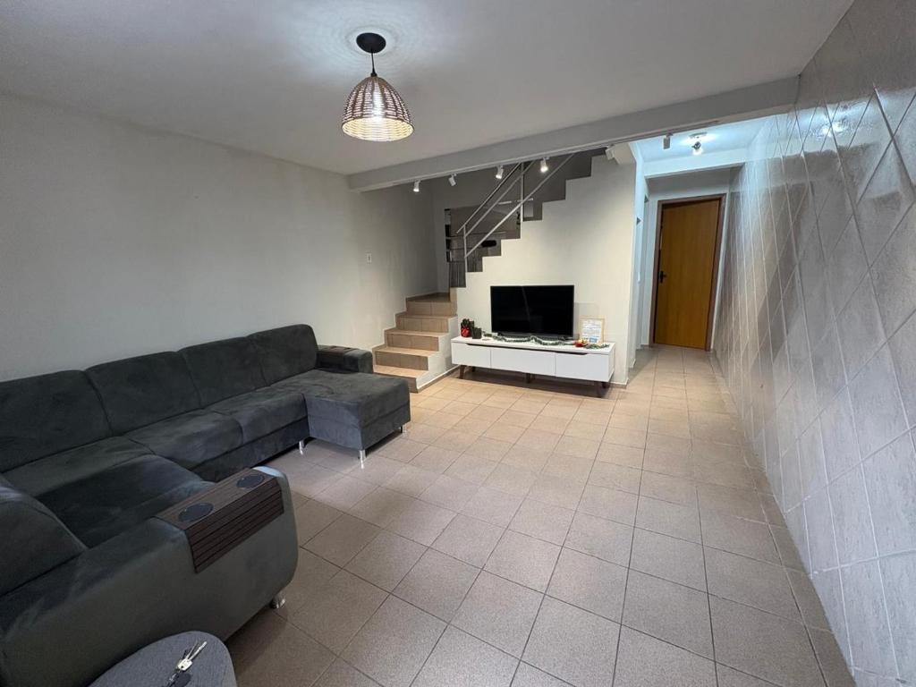 Un televizor și/sau centru de divertisment la Triplex no litoral