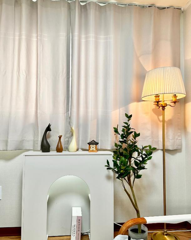 een witte open haard met een kat erop bij new홍대 연남동 아늑한 감성숙소#최대4인#연트럴파크#짐보관#올리브영 in Seoul