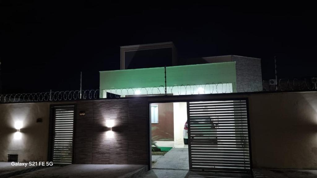Casa de maria في بوا فيستا: مبنى به بابين جراج في الليل