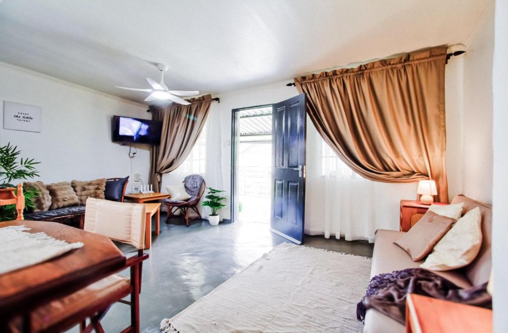 Peaceful luxurious fully-equipped home في سنتوريون: غرفة معيشة بها أريكة وطاولة