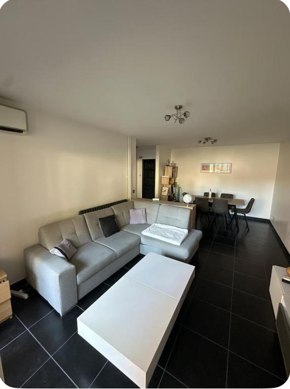 Χώρος καθιστικού στο Soleil & serenité votre T2 au Cannet