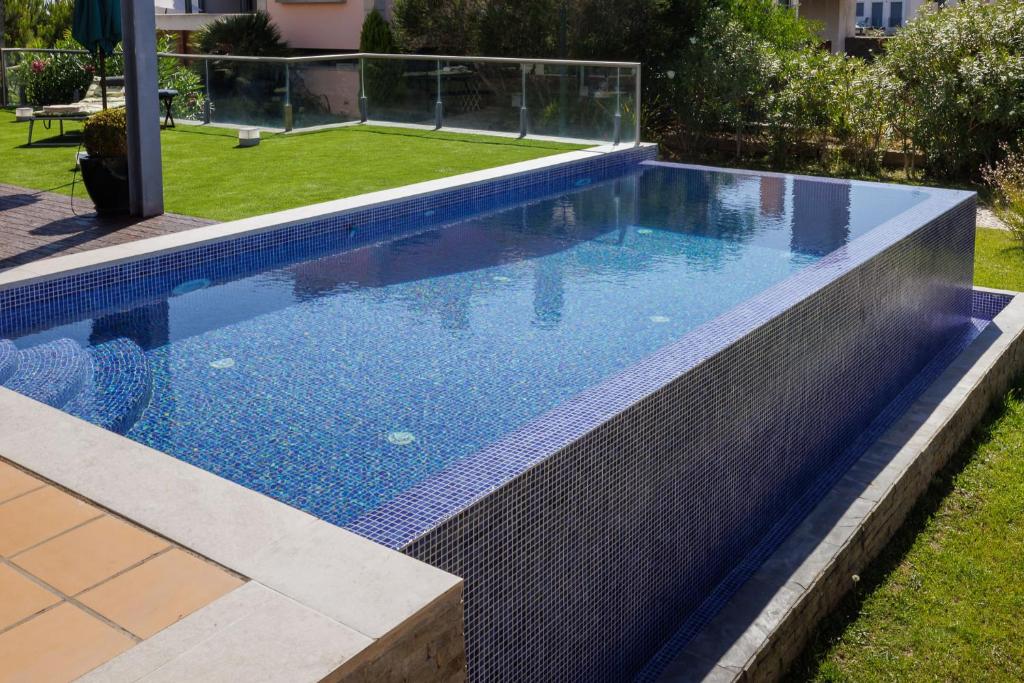 a swimming pool with a fence around it at Casa dos sonhos em Vale do Lobo in Loulé