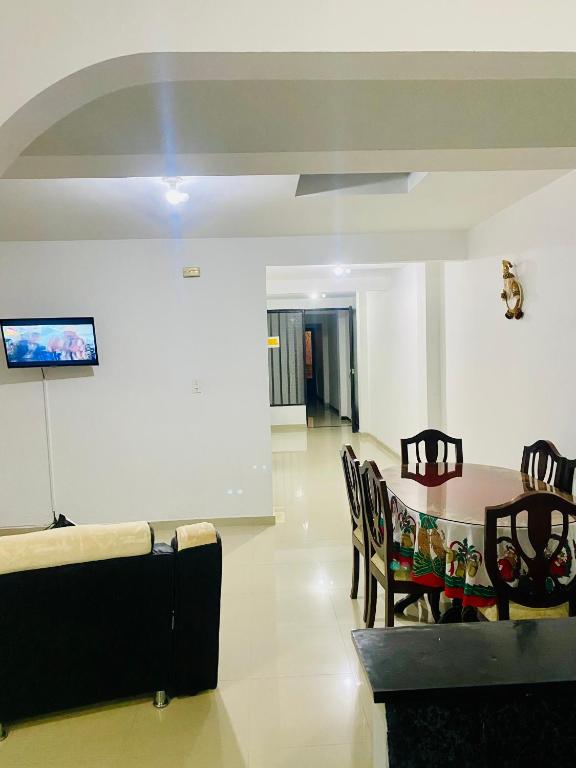 a living room with a table and chairs at Tu hogar en el Líbano Moderno Amplio y Central Parqueadero Privado y Gratis Hasta 8 huéspedes Descansa cerca del Nevado del Ruiz in Líbano