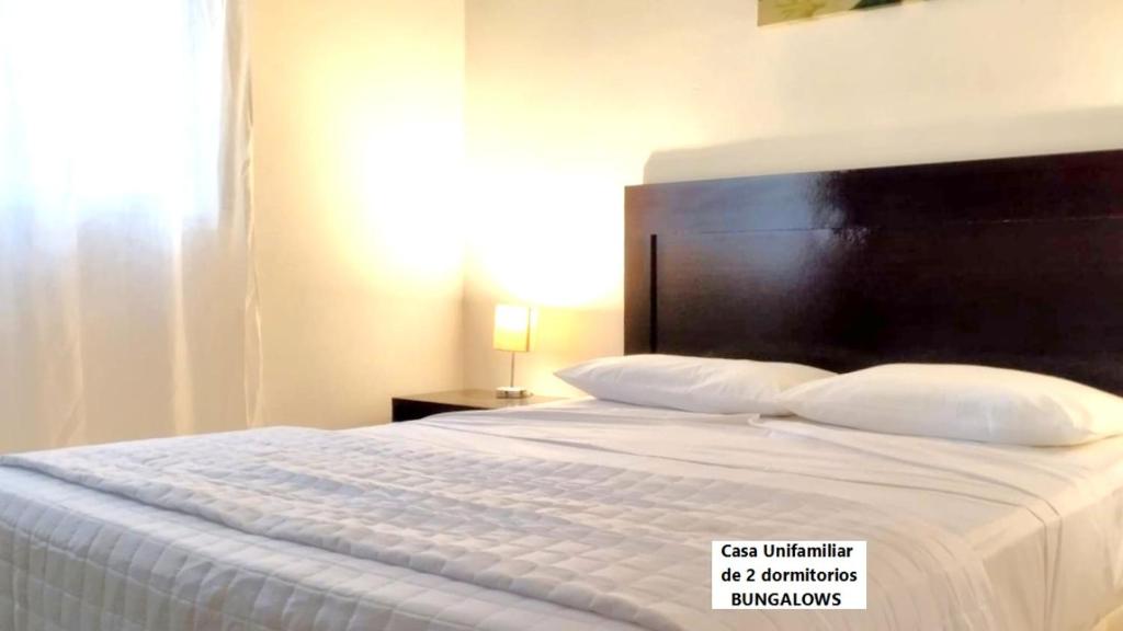 En eller flere senge i et værelse på Senda Marina Aparto Hotel