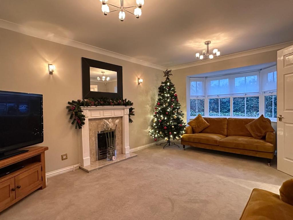 Et tv og/eller underholdning på Spacious 4 Bed Home near Elizabeth Line, perfect for Contractors, Families & Groups