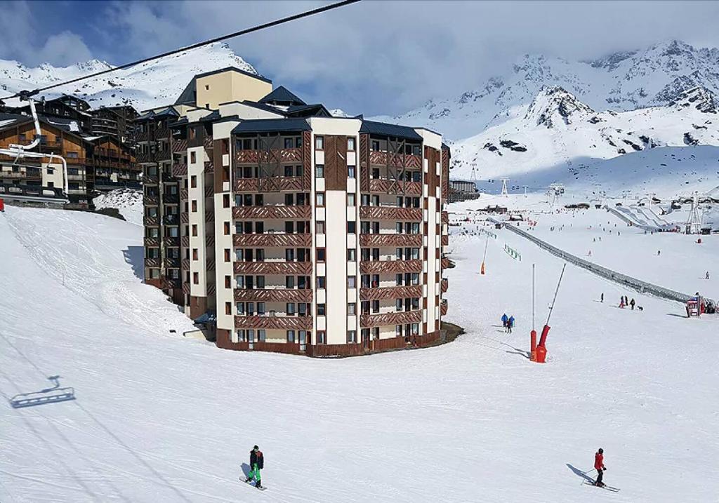 un hotel su una pista da sci con sciatori sulla neve di Val Thorens - Ski InOut - 4 Beds Flat C-E20 a Béranger