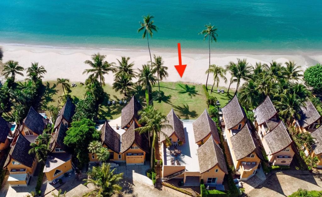 Luftaufnahme eines Ferienresorts am Strand in der Unterkunft Bikini Bottom Villa by Utalay Koh Chang in Ban Khlong Son