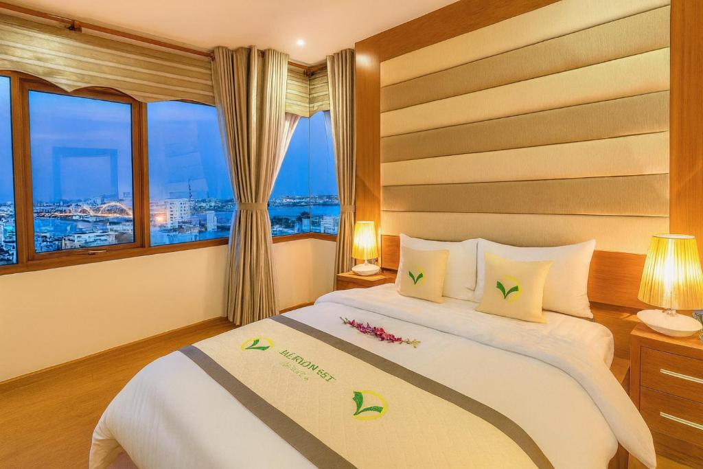 Postel nebo postele na pokoji v ubytování MOONLIGHT Hotel & Suites - The Best City View, Dragon Bridge view