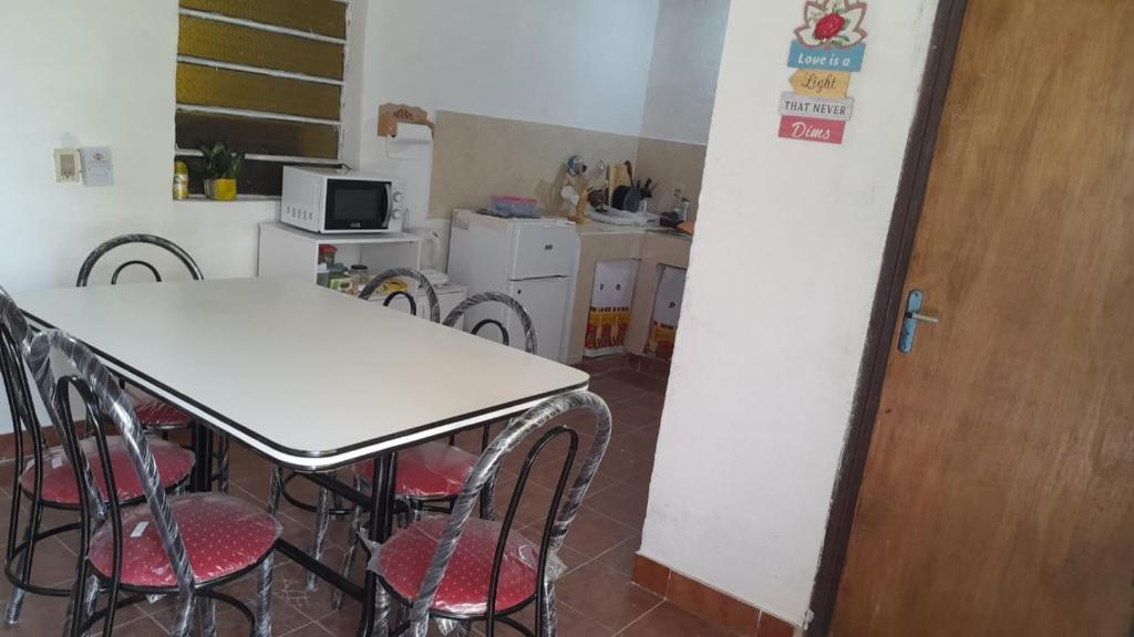 una camera con tavolo e sedie in cucina di Costa Florida a Villa Florida