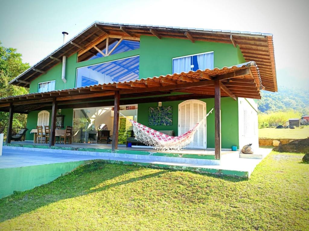 een huis met een hangmat ervoor bij Sitio e Pousada Vagalumes in Engenheiro Passos