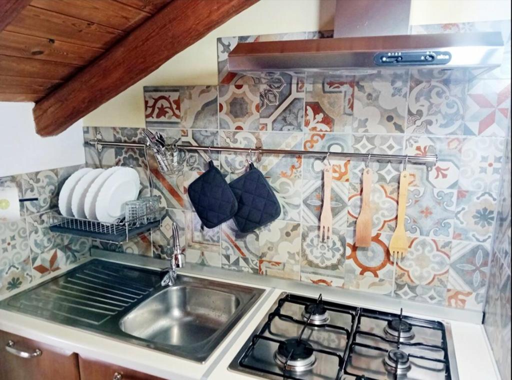 Casa Happy - La mansarda del sorriso con parcheggio privato a Valcorrente - 双人或双床间 - 带私人浴室