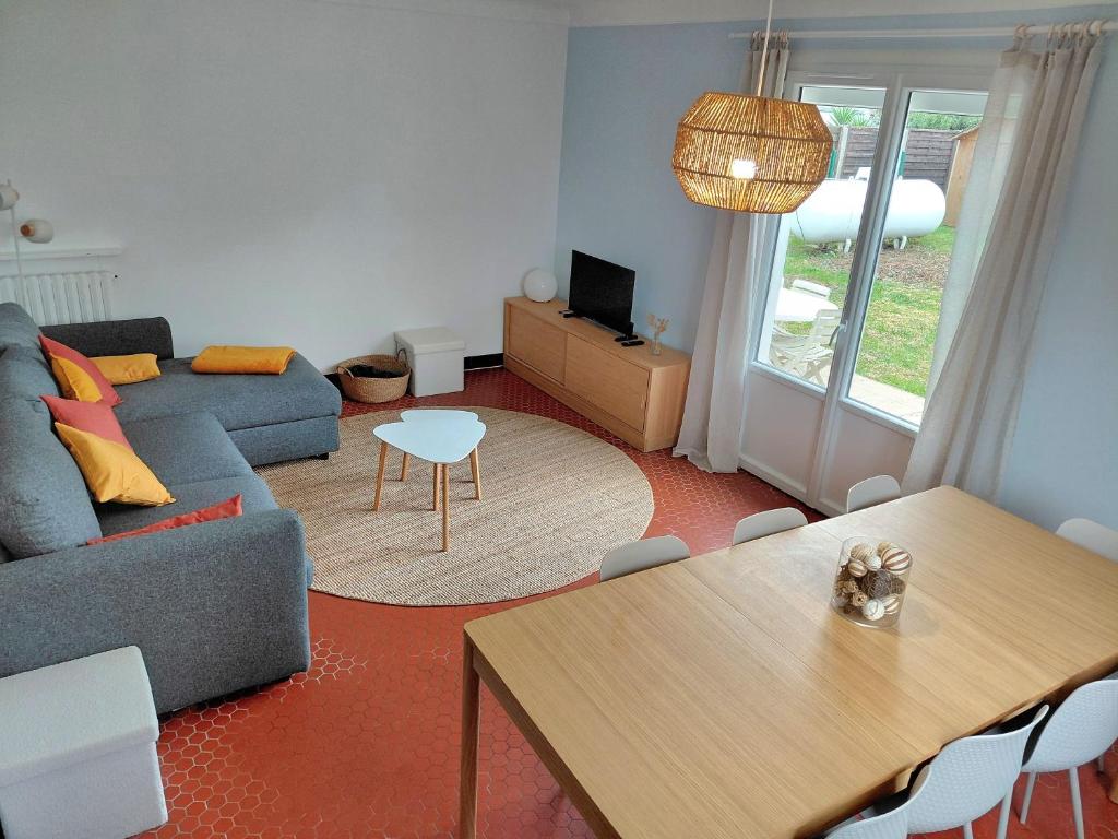 a living room with a couch and a table at Maison Dizavel in Le Croisic